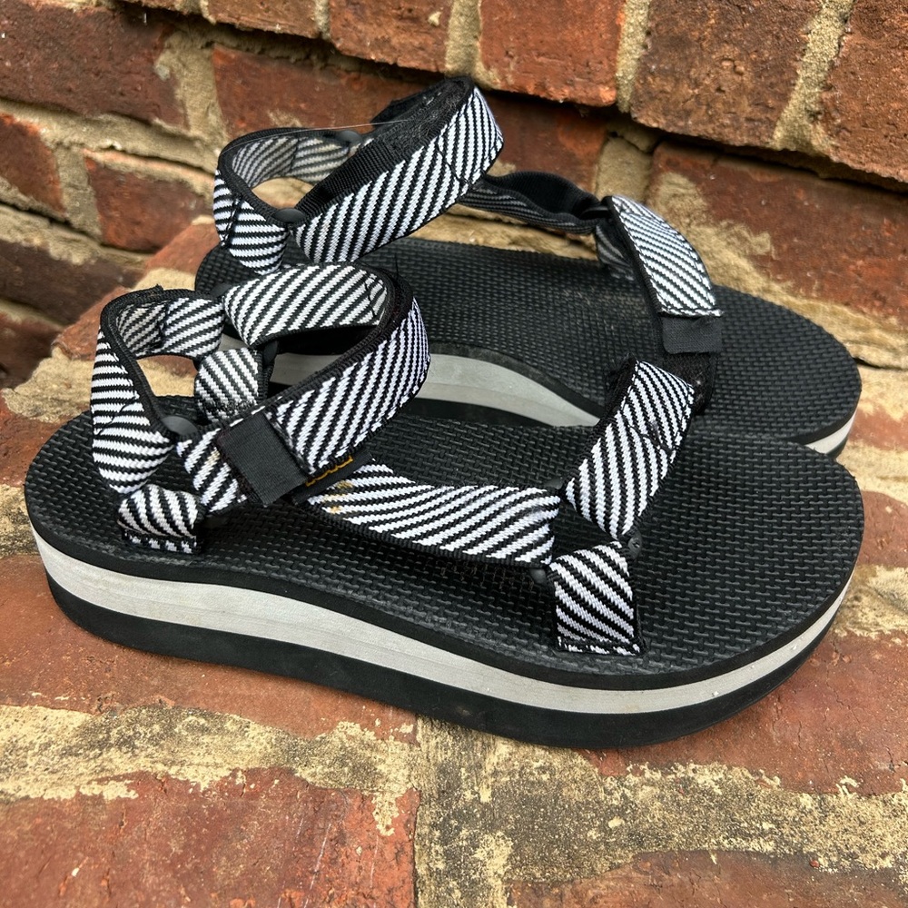 Teva women’s Black and White straps platform sandals - Picture 3 of 9